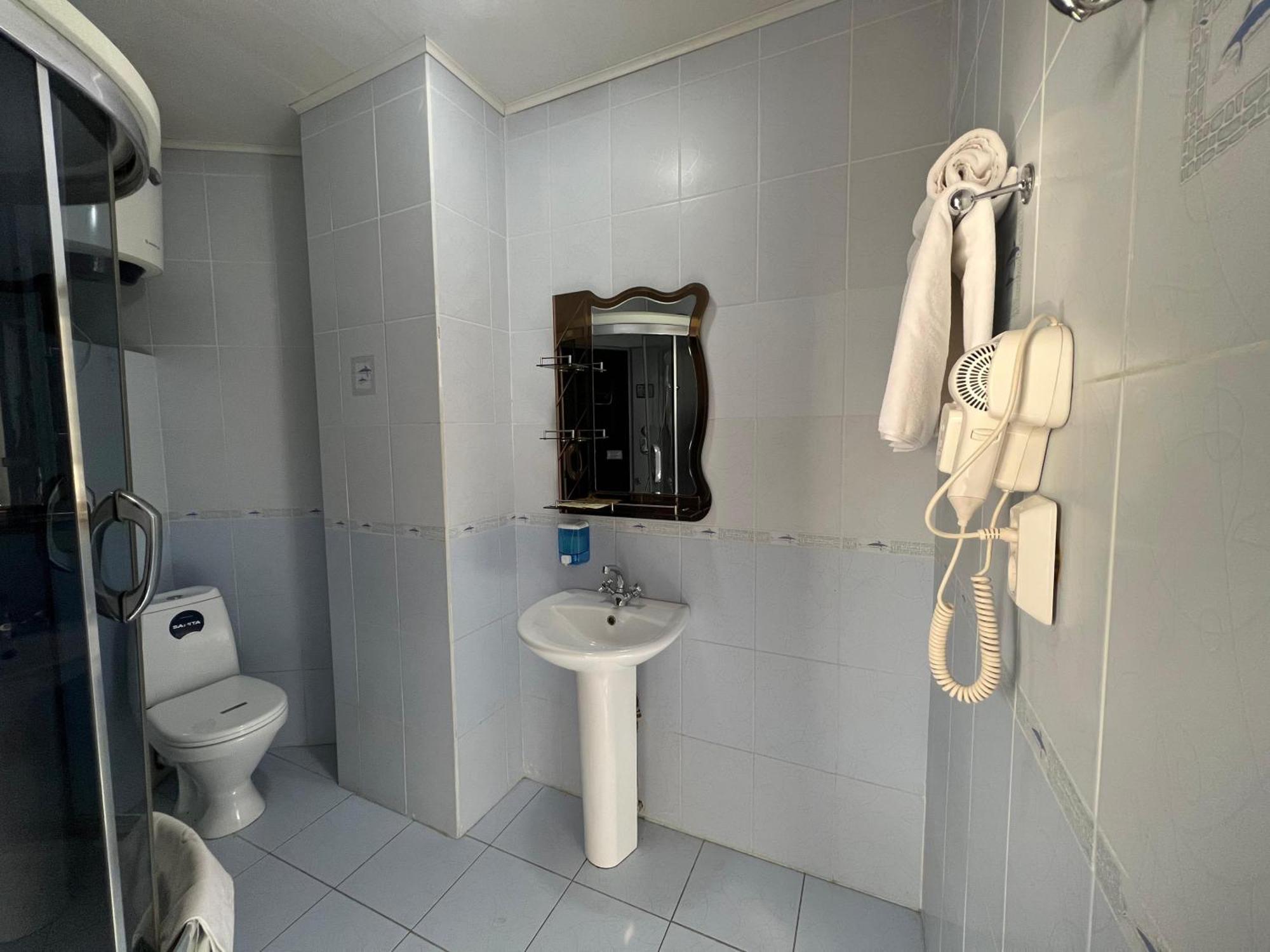 Three Dolphins Hotel Актау Екстер'єр фото