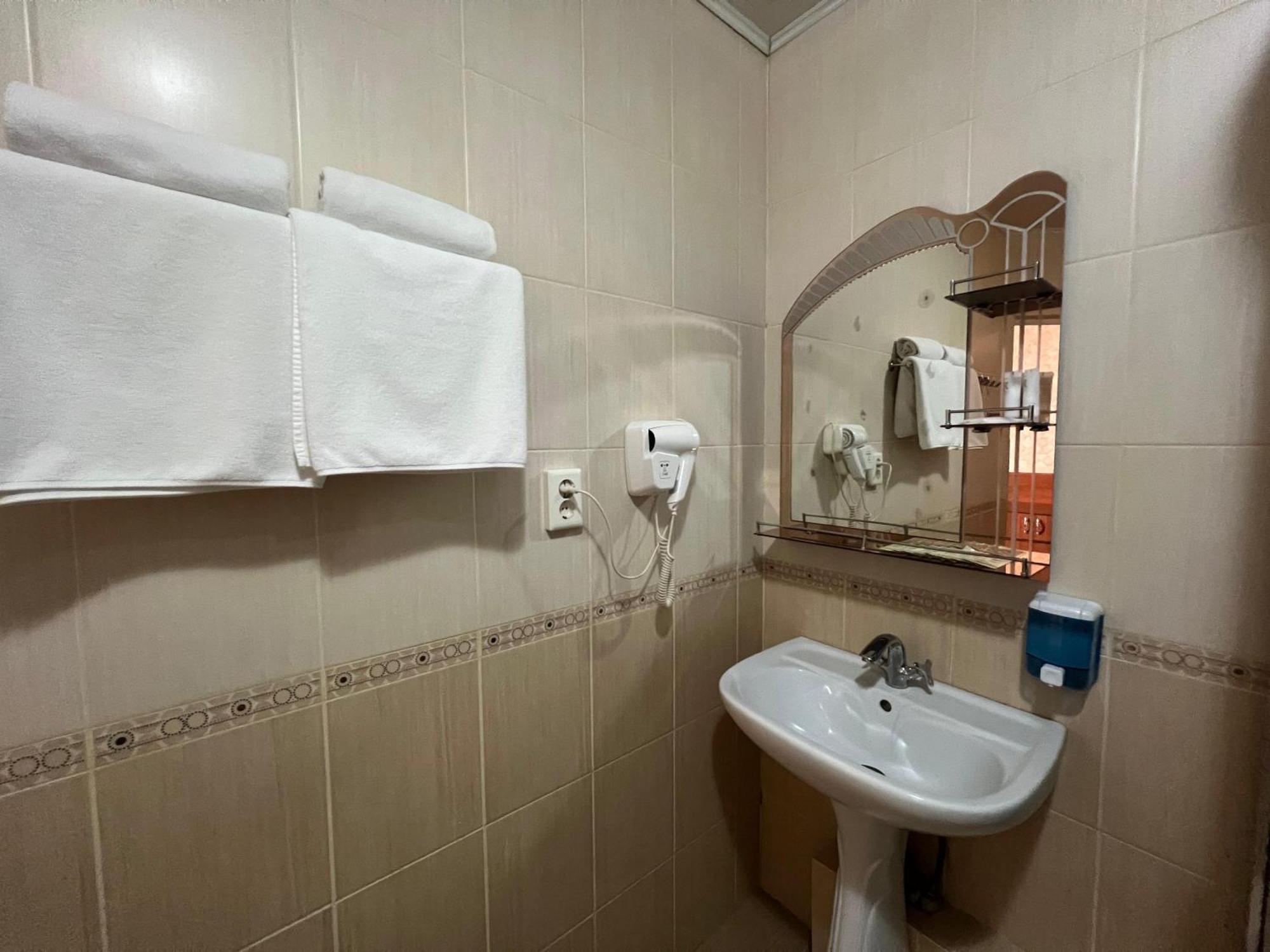 Three Dolphins Hotel Актау Екстер'єр фото