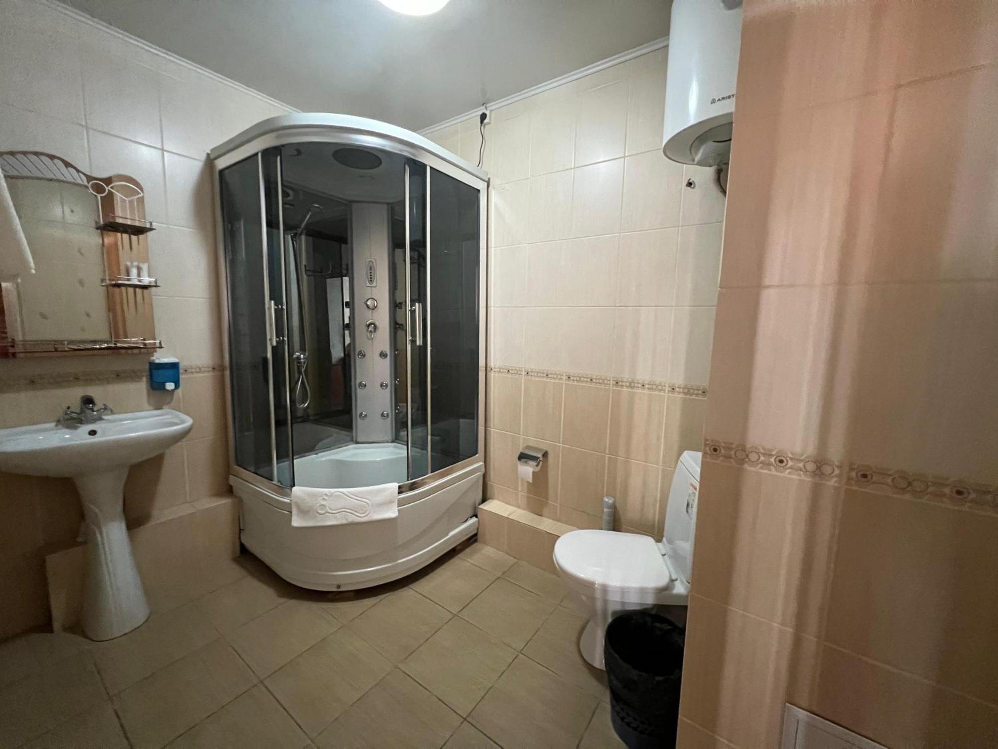 Three Dolphins Hotel Актау Екстер'єр фото